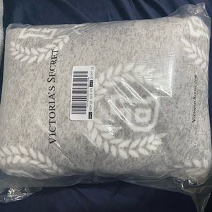 Victoria’s Secret PINK Sherpa Plush Blanket